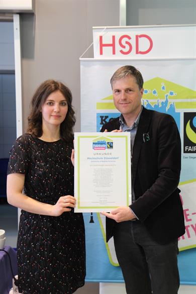 Kristina Klecko von Fairtrade Deutschland überreichte dem Vizepräsidenten für Alumni und wissenschaftliche Weiterbildung, Prof. Dr. Horst Peters, am 17. April das Zertifikat zur Fairtrade-University.